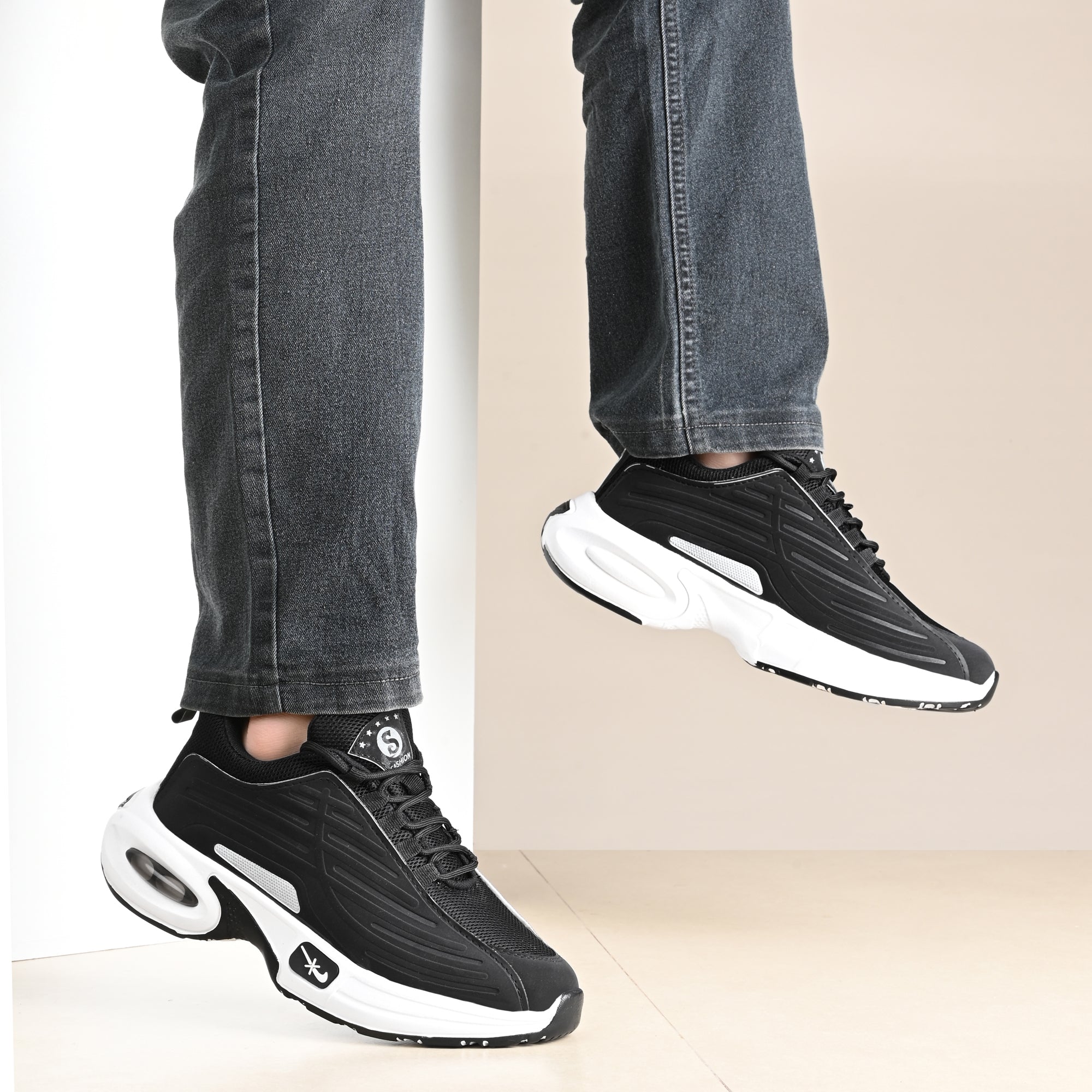 Trendy Men’s Sneakers in Black